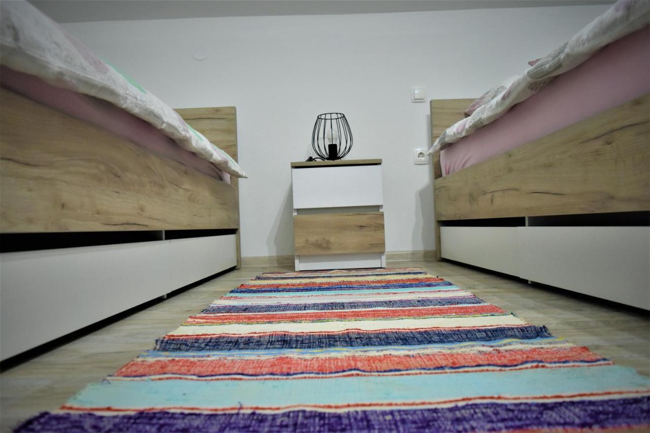 Guest House Tonka Otocsán Kültér fotó