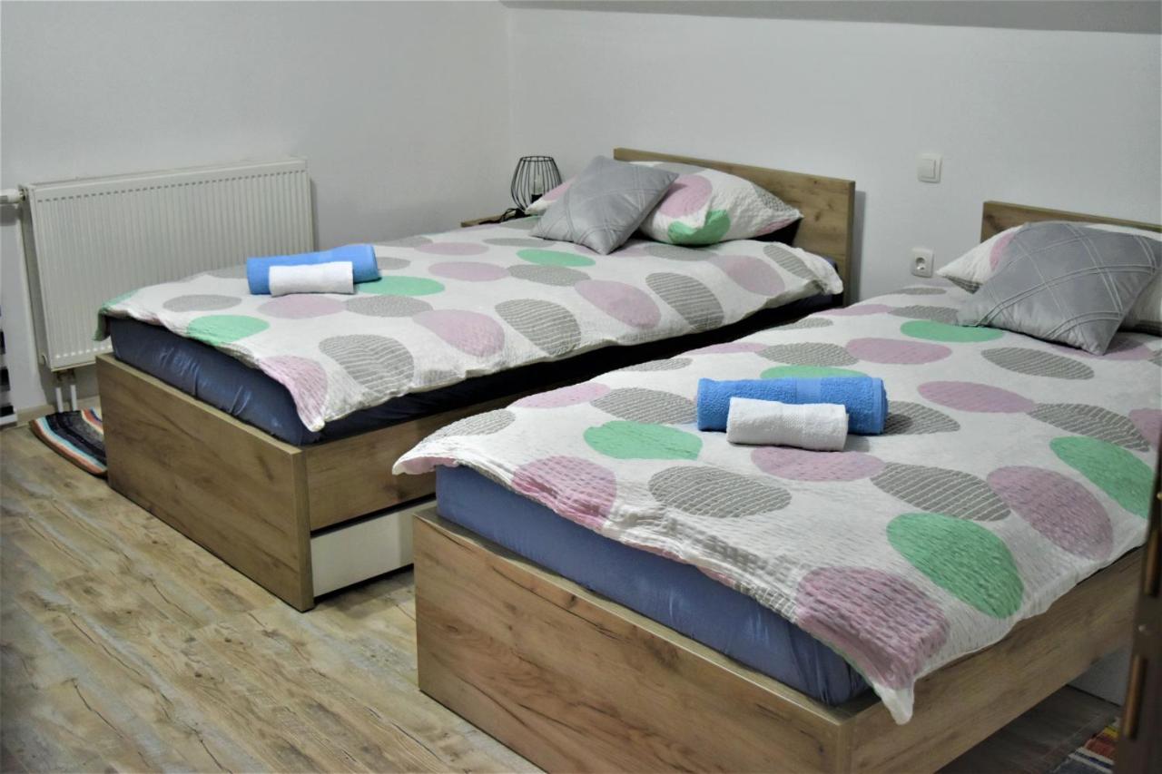 Guest House Tonka Otocsán Kültér fotó